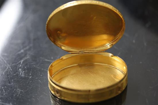 A late 18th century Swiss three colour gold oval snuff box, makers mark, incuse VM, Geneva, circa 1790, 7cm.